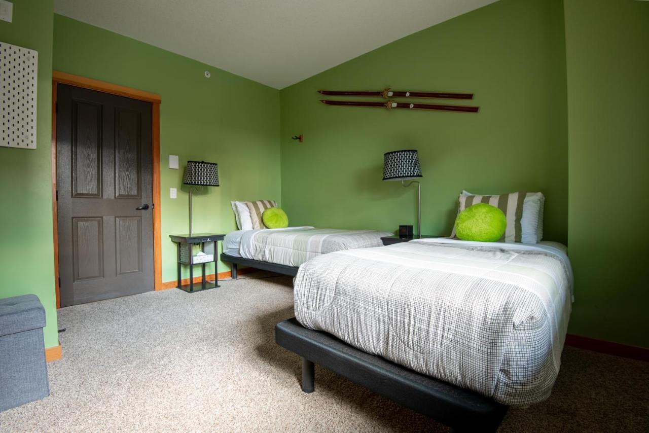 Renovated Condo, 2Br, 2Ba, Heated Pool, 3 Hot Tubs, Pets Welcome! Canmore Exteriör bild